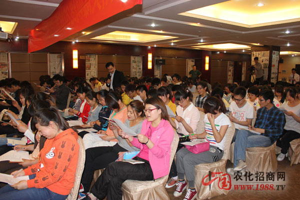 認(rèn)真做題的學(xué)員們