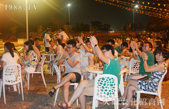 愛上這個(gè)夏天:陽光沙灘比基尼和藍(lán)天