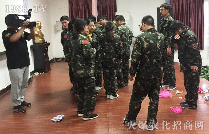 ����ͻ��������ÿһ����ǰ�ж����ի@��