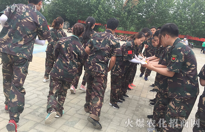 團(tuán)結(jié)一心,勇敢前行