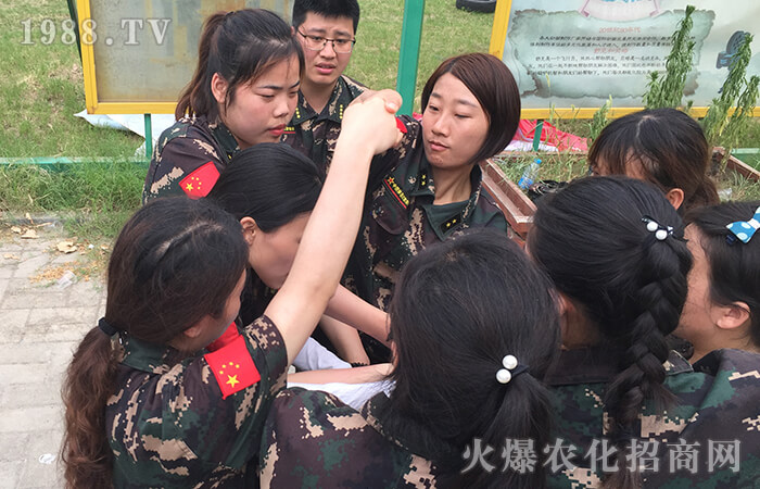 ���ڳ�Խ������ƴ���Є�(d��ng)����