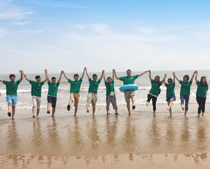 ��ɫ��Ϧ�(y��ng)�£�ÿ��(g��)����Ę���W�F(xi��n)���f��(y��n)��ʥ���Ĺ�â��